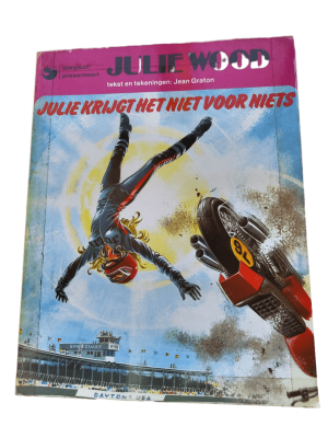 Julie Wood 04 - Julie krijgt het niet voor niets